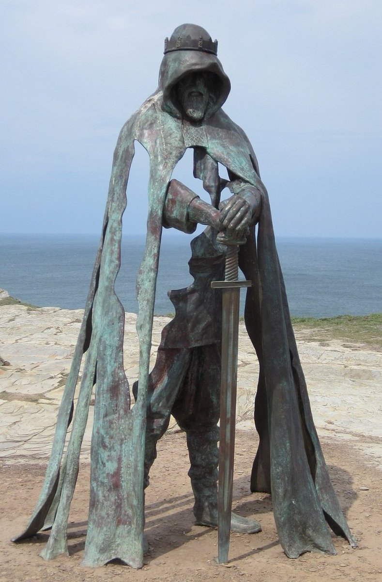 @wolsned @DarrenPlymouth I've always loved the Gallos sculpture, which was commissioned by English Heritage and inspired by the likely use of Tintagel as a summer residence for the kings of Dumnonia.....but how much to visit?!!!