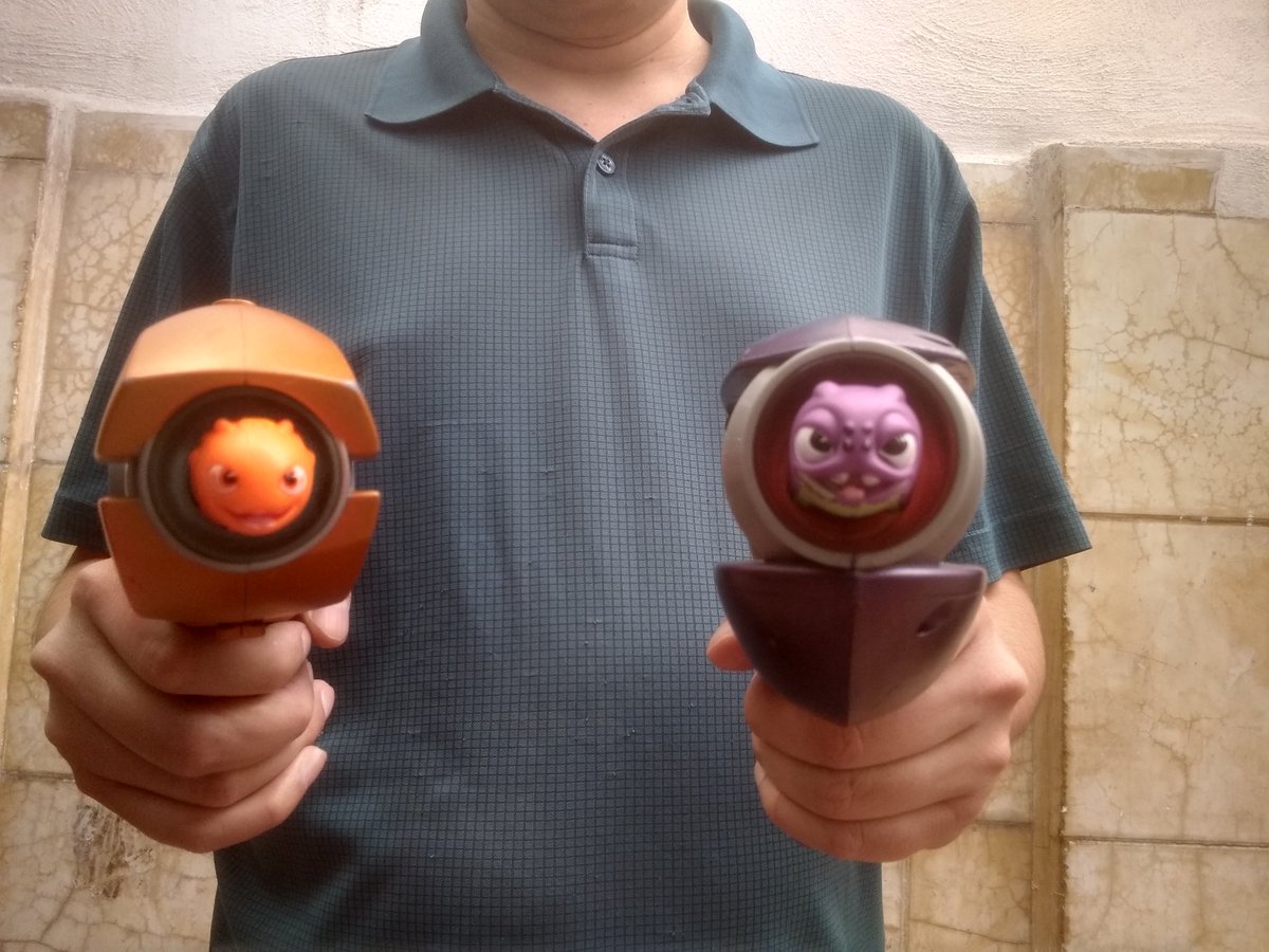 Guegorov's tweet photo. Le daré una hamburguesa al que sepa de qué serie son éstas pistolas. https://t.co/88DRuI4JRB