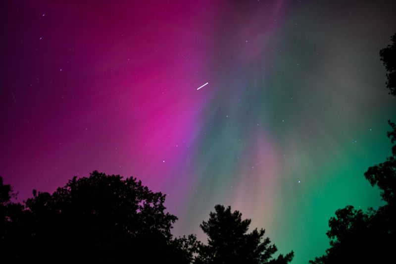 The sky 'en rose' ☁️ 🌷 Chuck Reinhart caught last night's aurora and wrote: “The northern lights from my yard in Vincennes, Indiana. The camera’s sensor records colors the eye can’t see.” Thanks, Chuck! ecp.earthsky.org/community-phot… See more photos! earthsky.org/earth/auroras-…