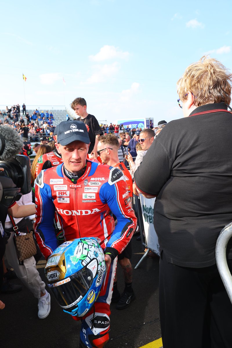 The national treasure @jm130tt digs up @northwest200 Bronze 🥉 And @deanharrisonTT puts a Superstock bike on a Superbike podium 🥉 For our full Saturday report 👉 link.honda.racing/ilMz #HondaRacing #Fireblade