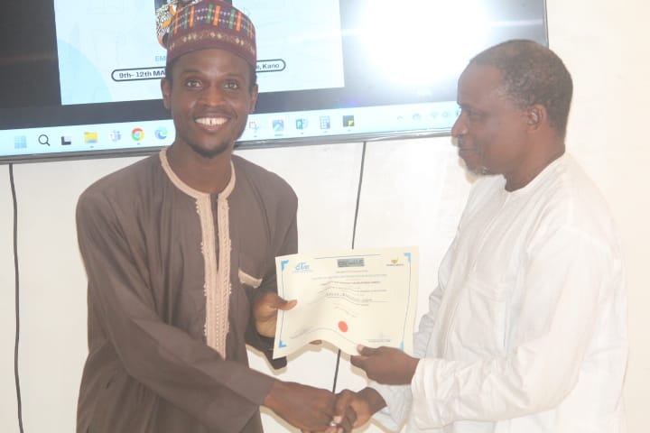 After the 3-day workshop on 'Fundamentals of the Art of Poetry' we held in partnership with @Fom_Imprints & Spark Foundation,we present the participants wth certificates of attendance @YZYau @prohabe @Adam_A_Thinker @isahcitad @kamalkano @kblawanty @MubarakEkute @ene_obi @naijama