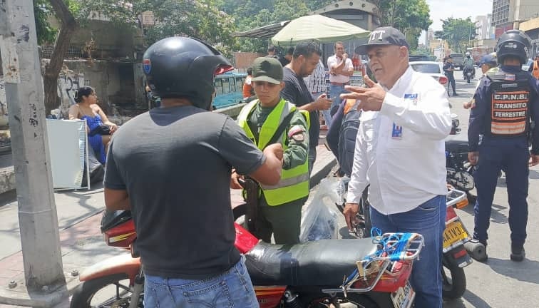 #DispositivoSeguro| El #INTT Caricuao, la PNB, Policía Municipal de Caracas, CICPC, GNB y Frente Preventivo, continúan desplegados en varias zonas del Mcpio Libertador, implementando el Dispositivo de Seguridad Contra el Hurto y Robo de  motos.
#VenezuelaExpresiónCultural