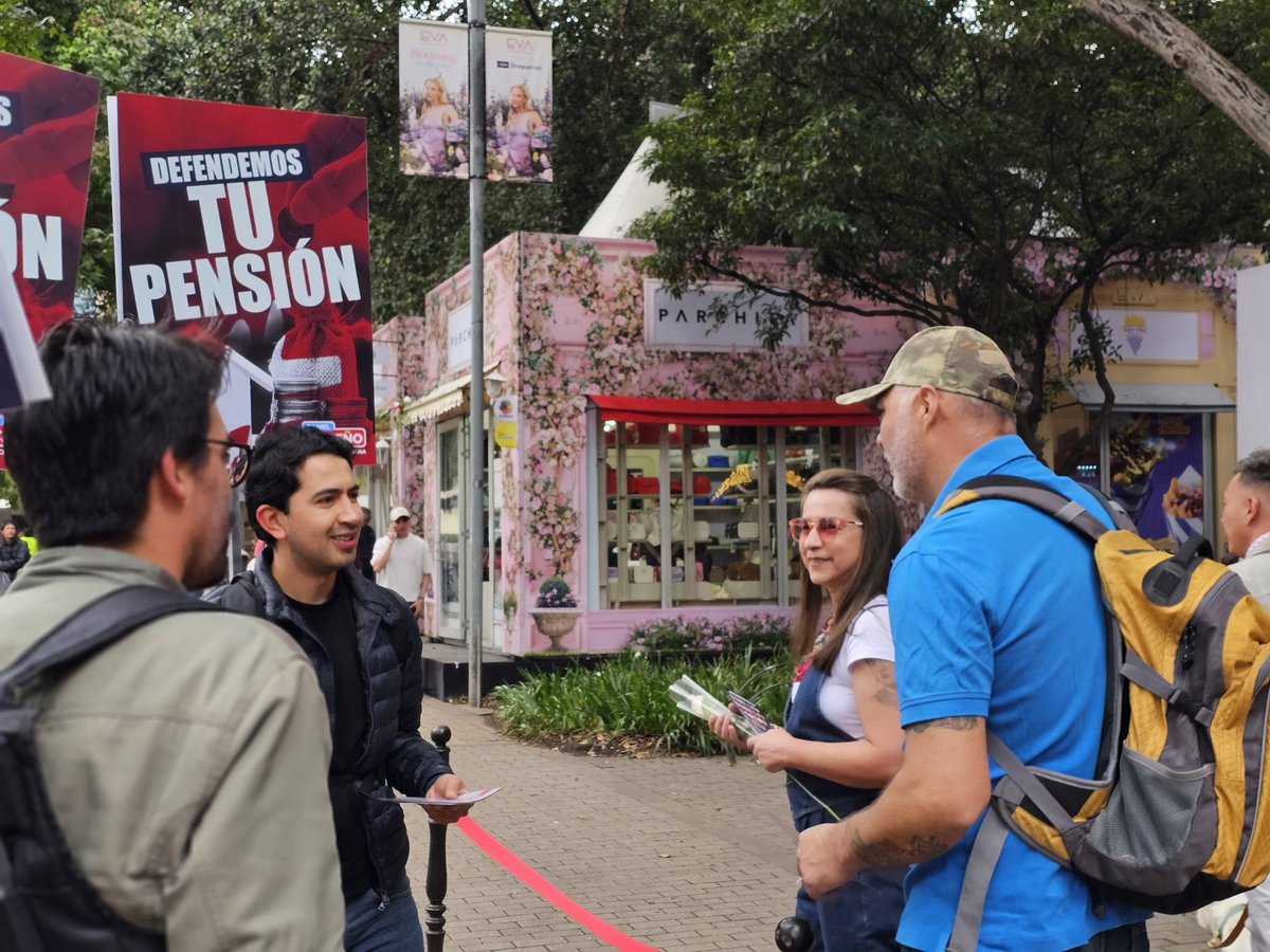 Hoy junto a @IglesiasJulio87 y @matiumont decidimos salir a la calle a explicar las consecuencias que traería la nefasta reforma pensional de Gustavo Petro para el país. Además les entregamos el listado de los Senadores que están votando a favor. 🫡💪🏻