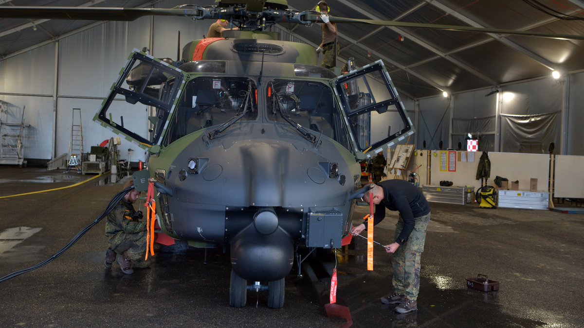 Deutsches_Heer's tweet image. Safety first bei #SwiftResponse: Fluggerätemechaniker &amp;amp; -avioniker vom #Transporthubschrauberregiment30 überprüfen in 🇷🇴 alle 25, 50 &amp;amp; 100 Flugstunden den technischen Zustand der #NH90. Für ein starkes #Heer bei #SteadfastDefender. Ready for take off. 🚁