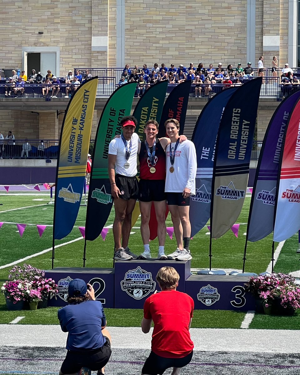 SDCoyotesXCTF's tweet photo. Just another pole vault podium sweep. 🧹

𝐌𝐞𝐧'𝐬 𝐏𝐨𝐥𝐞 𝐕𝐚𝐮𝐥𝐭
🥇 Marshall Faurot, 17-3 ¾ (5.28m)
🥈 Tre Young, 17-0 (5.18m)
🥉 Spencer Buley, 17-0 (5.18m)

#GoYotes x #WeAreSouthDakota 🐾 https://t.co/1pv1fNJOVV