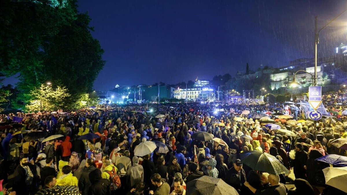 En Géorgie, des milliers de manifestants rassemblés pour dire 'non à la dictature russe' ➡️ go.france24.com/7si