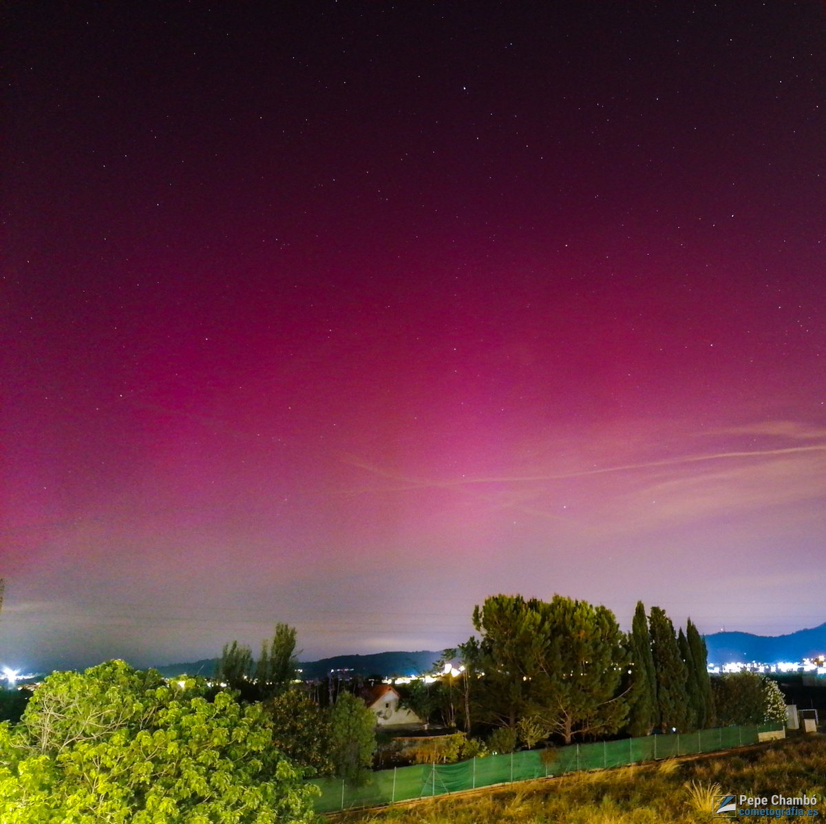 Estas son las mejores imágenes que he podido sacar de la histórica noche de #auroras, las tres primeras con la Canon 6D y objetivo 16mm f2 y la última con un móvil Huawei P10lite. Tomadas desde la ventana de casa en Vallés, cerca de Xàtiva, y en dirección a Valencia.