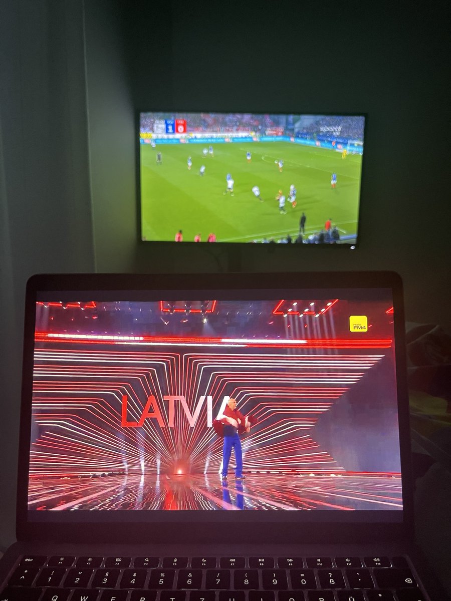 ESC und Fußball. Lässt sich aushalten der Abend. 🥳