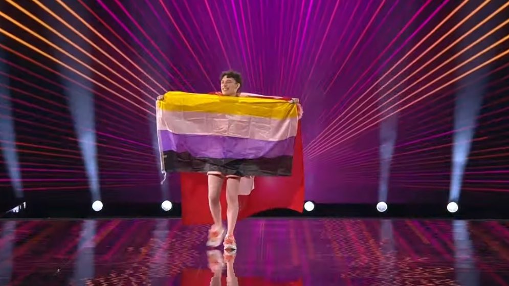 cinnamongerru's tweet photo. Nemo taking the non-binary flag on to the stage after it has reportedly been banned in the arena, that’s monarch!

#Eurovision #Eurovision2024 https://t.co/B4wIvfh7J1