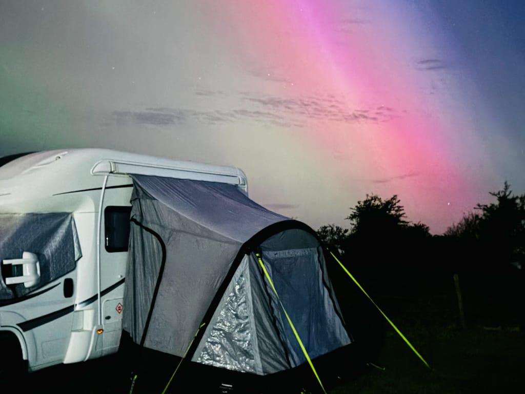 Bev7Jones's tweet photo. Aurora paid us a visit last night. First weekend away this year, North Wales. 😍
#Auroraborealis
#autotrail
#northwales https://t.co/BMFRXNq9kK