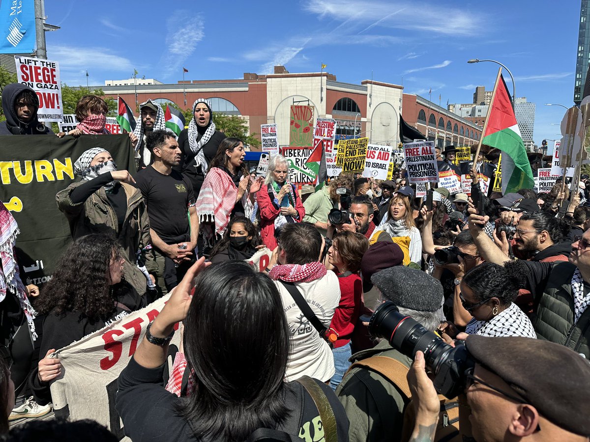 🚨🇵🇸RIGHT NOW: Hundreds at Barclay’s Center in Brooklyn getting ready to march for Palestinian liberation and right of return! The march is in commemoration of the 76th anniversary of the Nakba.