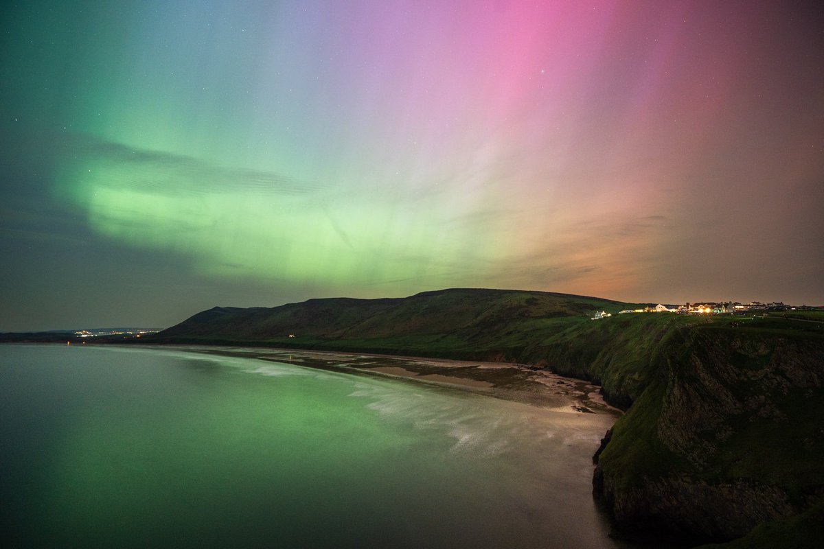 The Aurora borealis above Rhossili Bay on the Gower Peninsula last night 😍 What a place Wales is 🏴󠁧󠁢󠁷󠁬󠁳󠁿 #NorthernLightsuk #Auroborealis