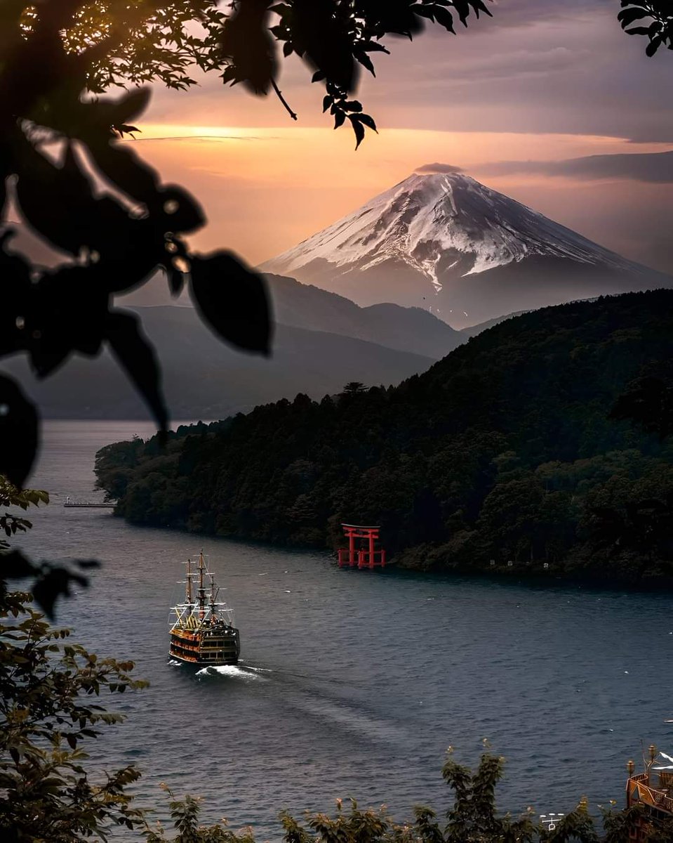 日本、箱根、芦ノ湖
Lake Ashi, Hakone Japan 🗾