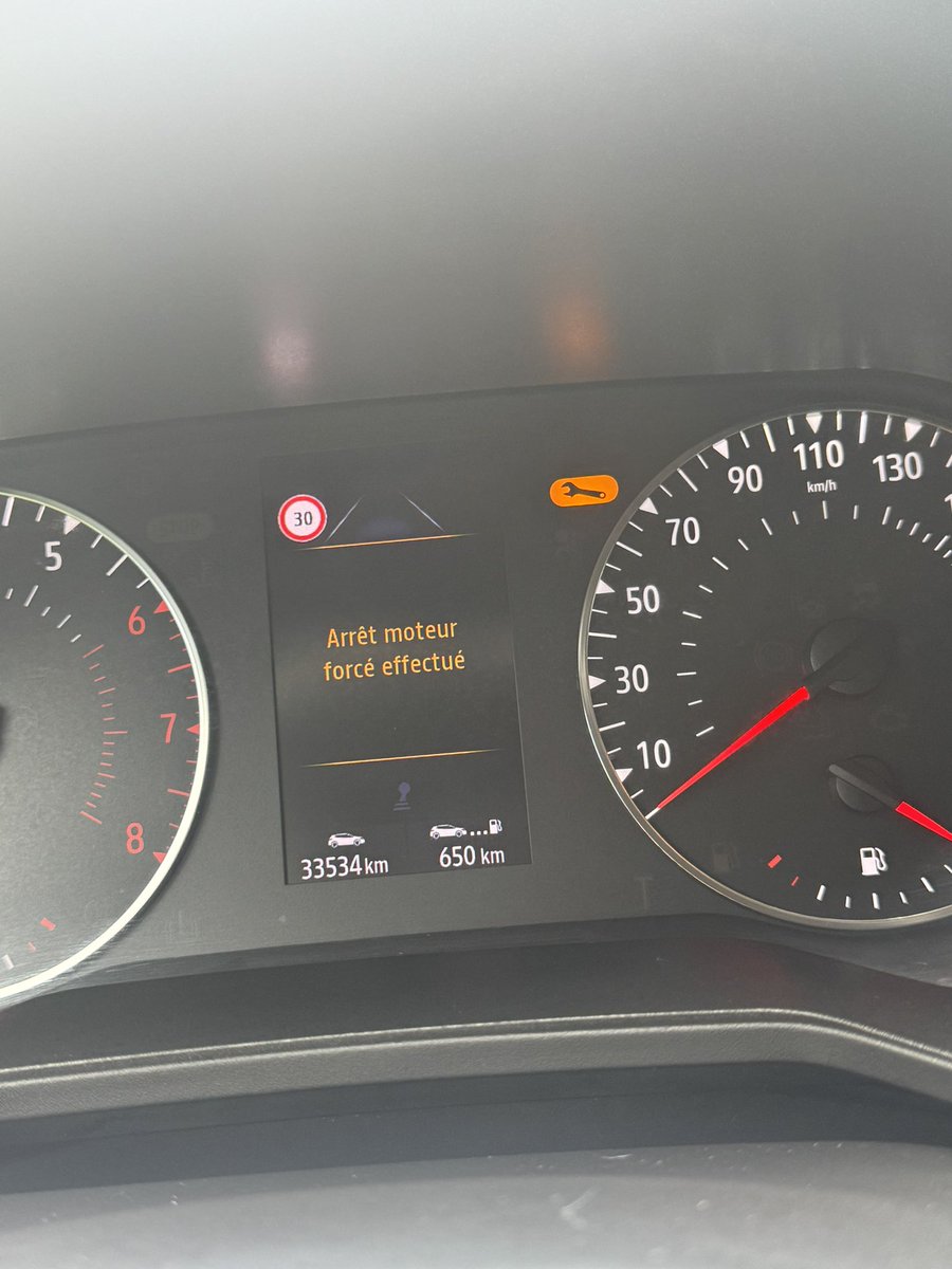 JAMESGVP's tweet photo. @renault_fr Bonsoir, comment puis-je enfin obtenir du personnel compétent ? Cela fait un an que je rencontre des problèmes avec ma Clio 5. Deux fois par mois ! Problème de radar, moteur qui s'arrête seul, écrans qui dysfonctionnent. Hier, ma voiture n'avait plus aucun frein ! https://t.co/J5RkJQ2b9A