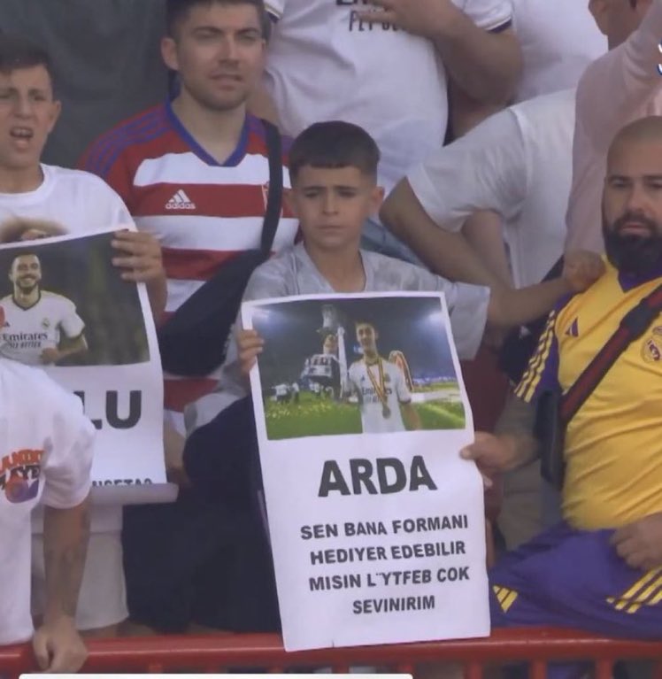Minik bir Real Madrid taraftarı, Arda Güler'den formasını istedi.