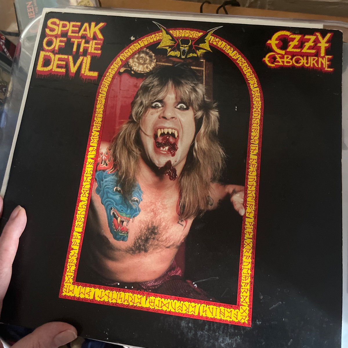Ozzy Osbourne - Speak Of The Devil ✌🏻🩷💕
#NowPlaying #HeavyMetal #80smusic #albumsyoumusthear #vinylrecords #vinyl
