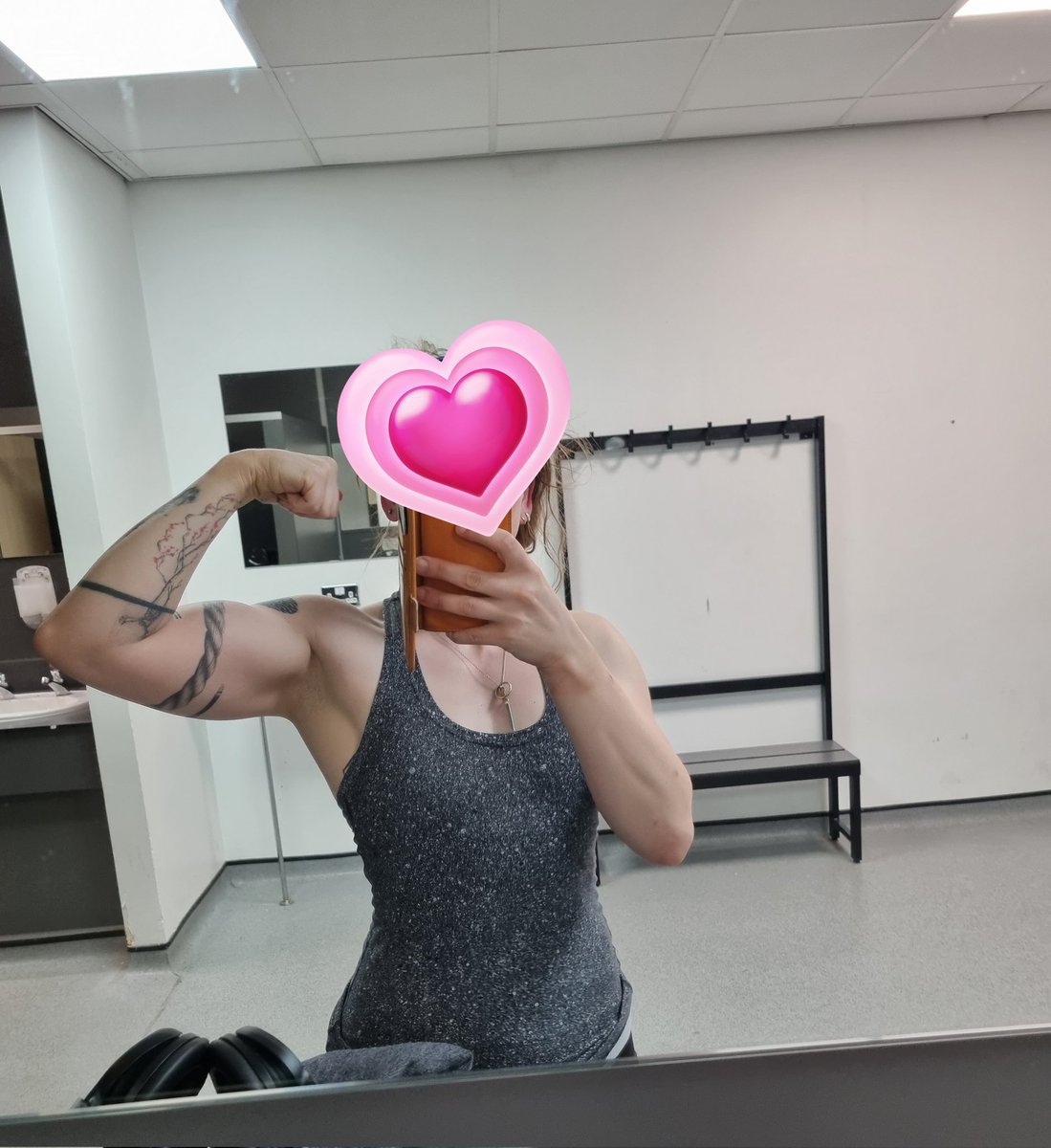 I've been spending my time away from Twitter working out a ton... I wish I was a top because it's giving muscle mommy vibes 🤣💪