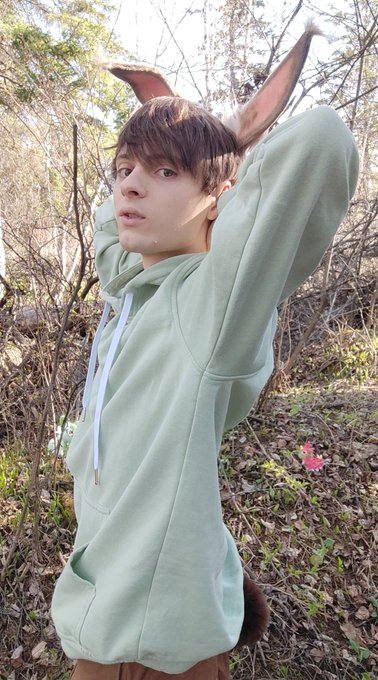 Profiting of the sun and touching some grass :3 https://t.co/QTJ0VypgPg