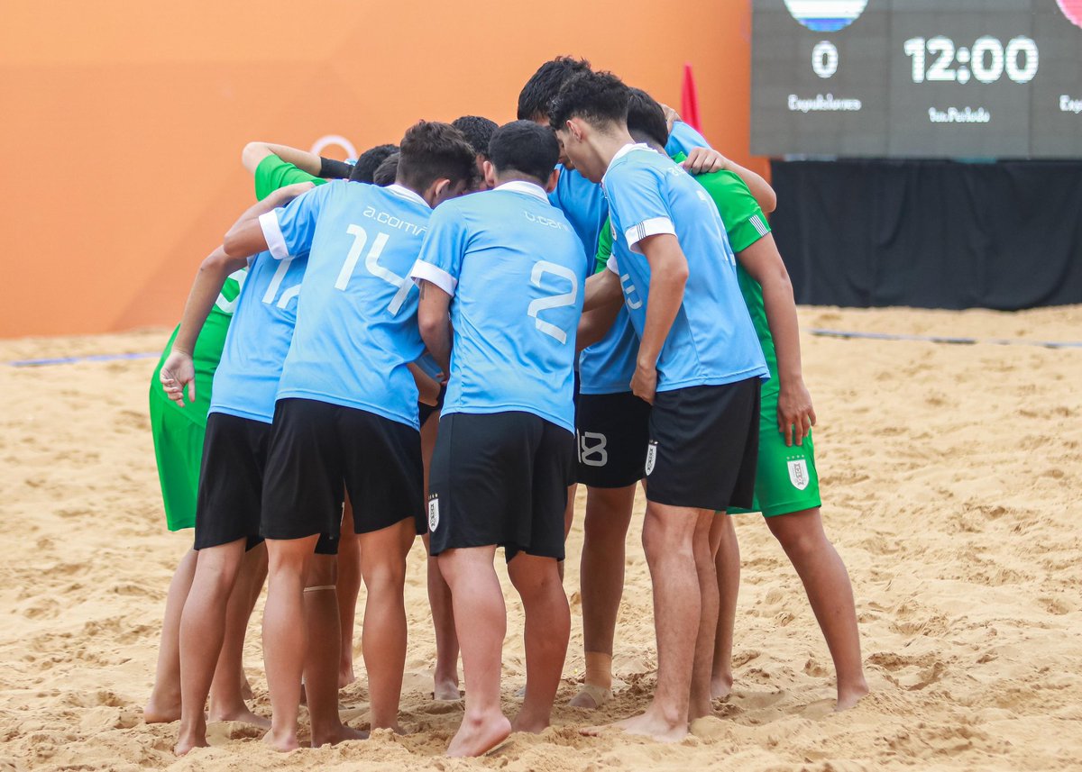 👊🏼 𝗧𝗼𝗱𝗼𝘀 𝗷𝘂𝗻𝘁𝗼𝘀 

¡Vamos, Uruguay!

📸: @APFfutbolPlaya 

#ElEquipoQueNosUne