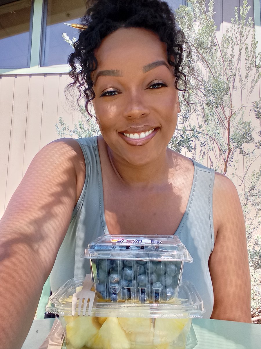 RealMeTyleaB's tweet image. Enjoying my fruit, drinking my water and loving new music!
 
#ilikeit #calibred 
#iamtyleab #tyleab 
#theessenceoftheera #iamtheaffirmation 
#honored
#apwcleanse