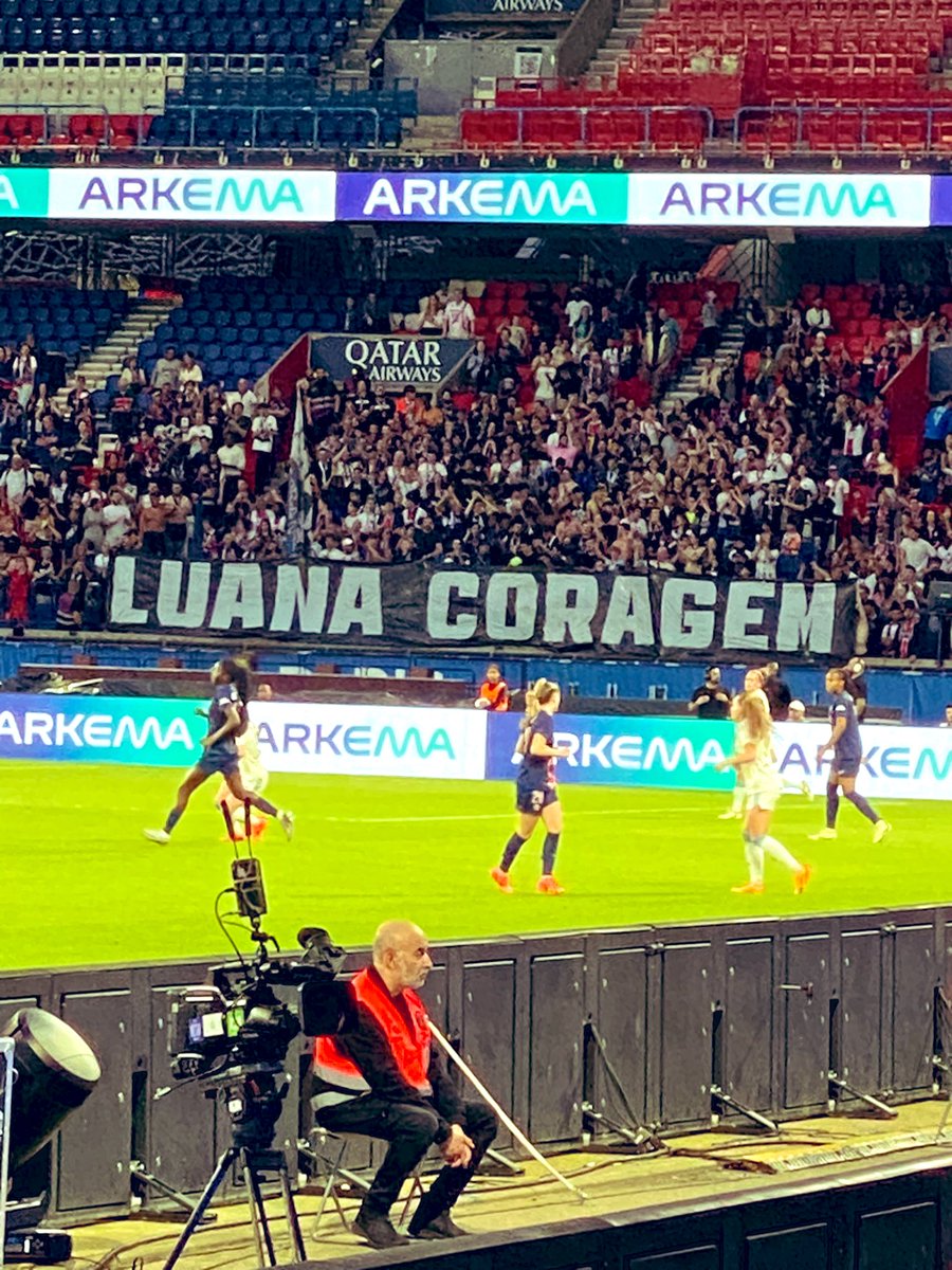 « LUANA COURAGE » Le @Co_Ultras_Paris vient de sortir une banderole de soutien à notre ancienne joueuse Luana, qui a annoncé devoir se battre contre un cancer ❤️