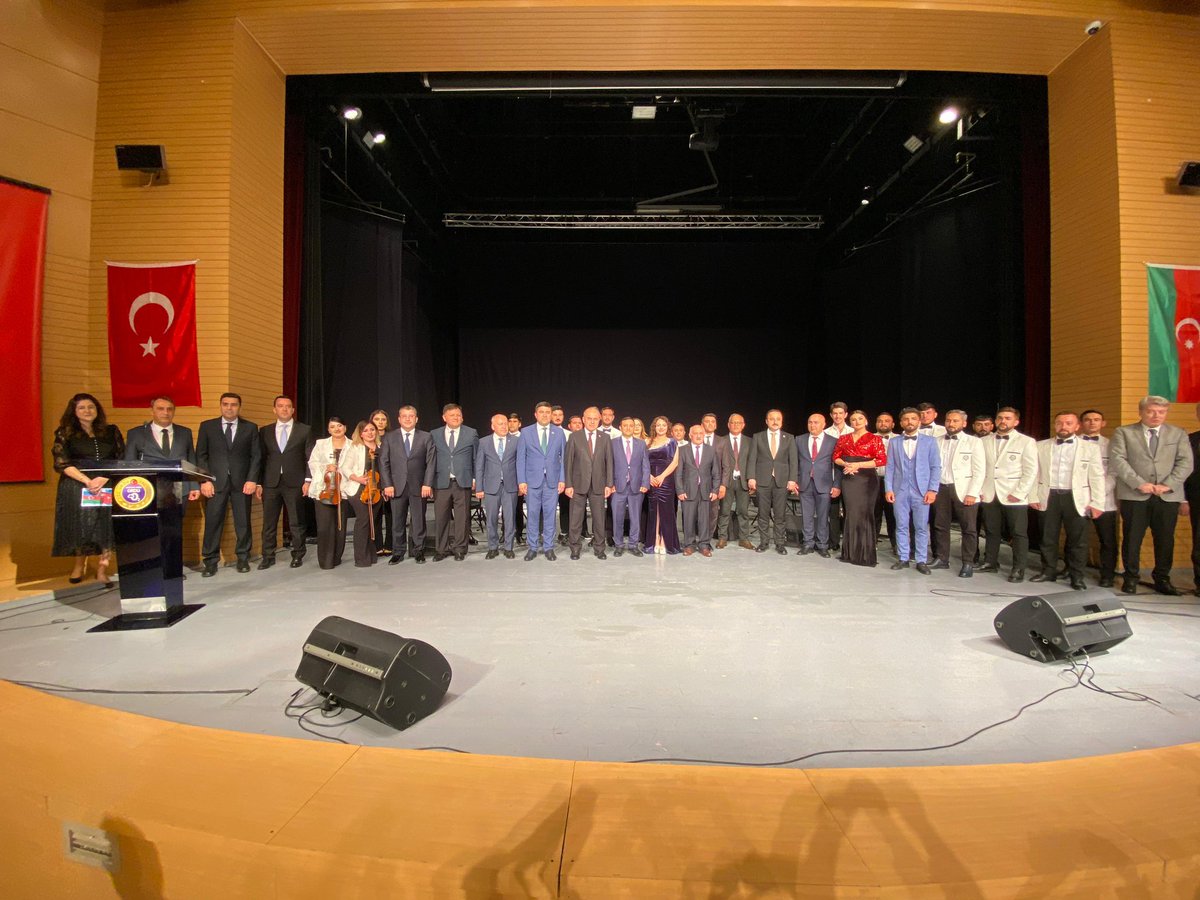 Valimiz Sayın Muammer Erol, Azerbaycan Cumhuriyetinin bağımsızlığının 106. yılı münasebetiyle Ordu Kültür Sanat Merkezi’nde düzenlenen 'Azerbaycan Müzik Gurubu' Konserine katıldı.
