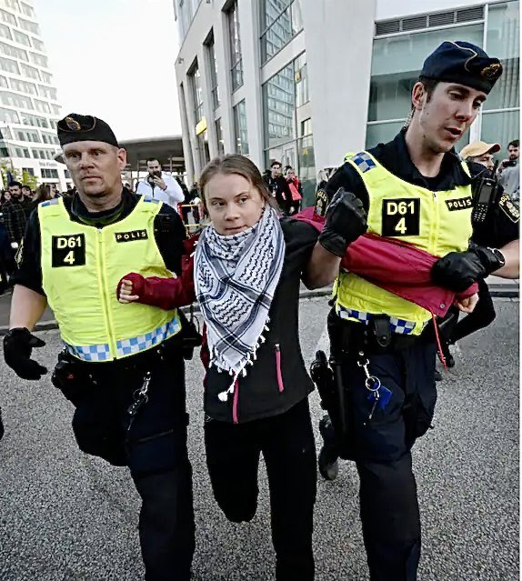 En #Hamas anhängare släpas bort av Polis i samband med #Eurovision2024..

..men det är ju självaste <a href="/GretaThunberg/">Greta Thunberg</a>..hon som gjort sig känd efter att ha skällt ut Världens makthavare för att det var dåligt väder när hon demonstrerade..😎