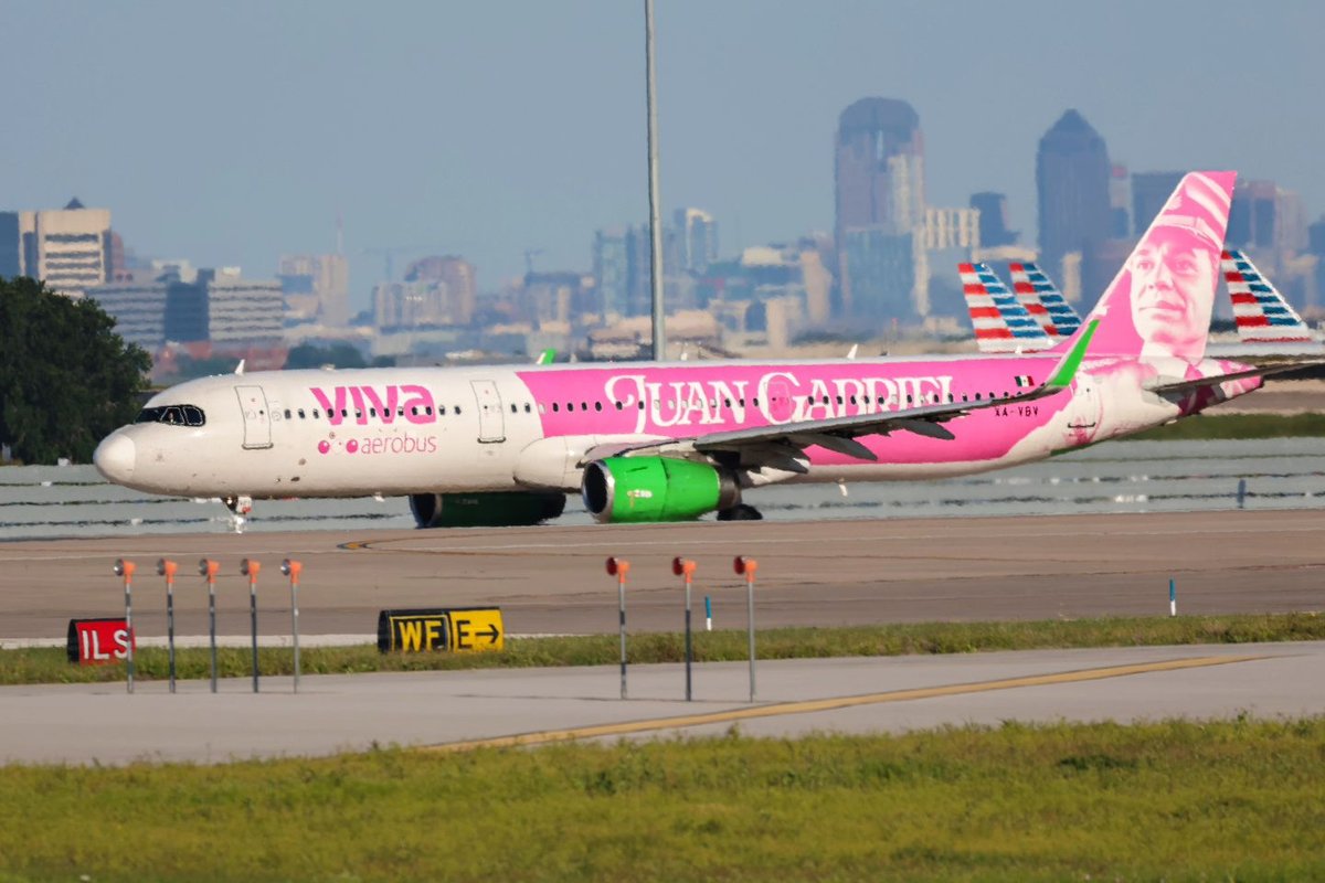 Don't let the pink fool you — that's not a Barbie livery! In 2023, @VivaAerobus honored the legendary Mexican singer-songwriter Juan Gabriel by dedicating a livery to his legacy! 🇲🇽✨

📸 (IG) aapilotwife