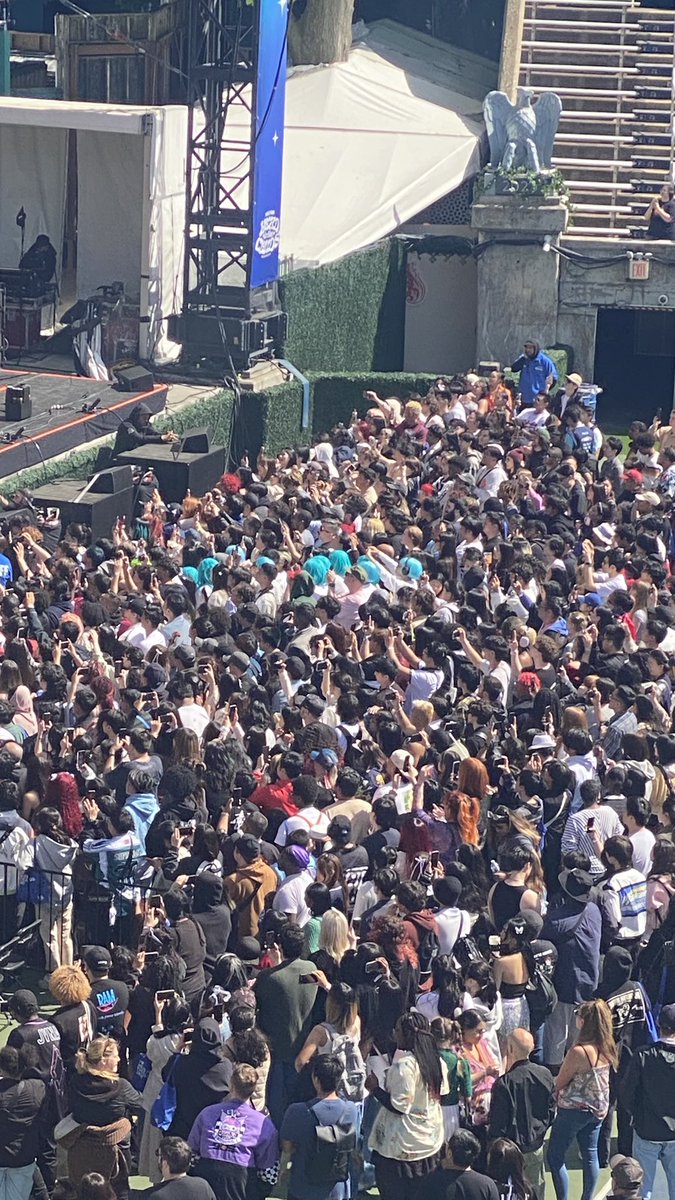 Nevies are so funny, can see ppl in the wife fits in the crowd of #HITCNY lmfao

#GIDLE #여자아이들