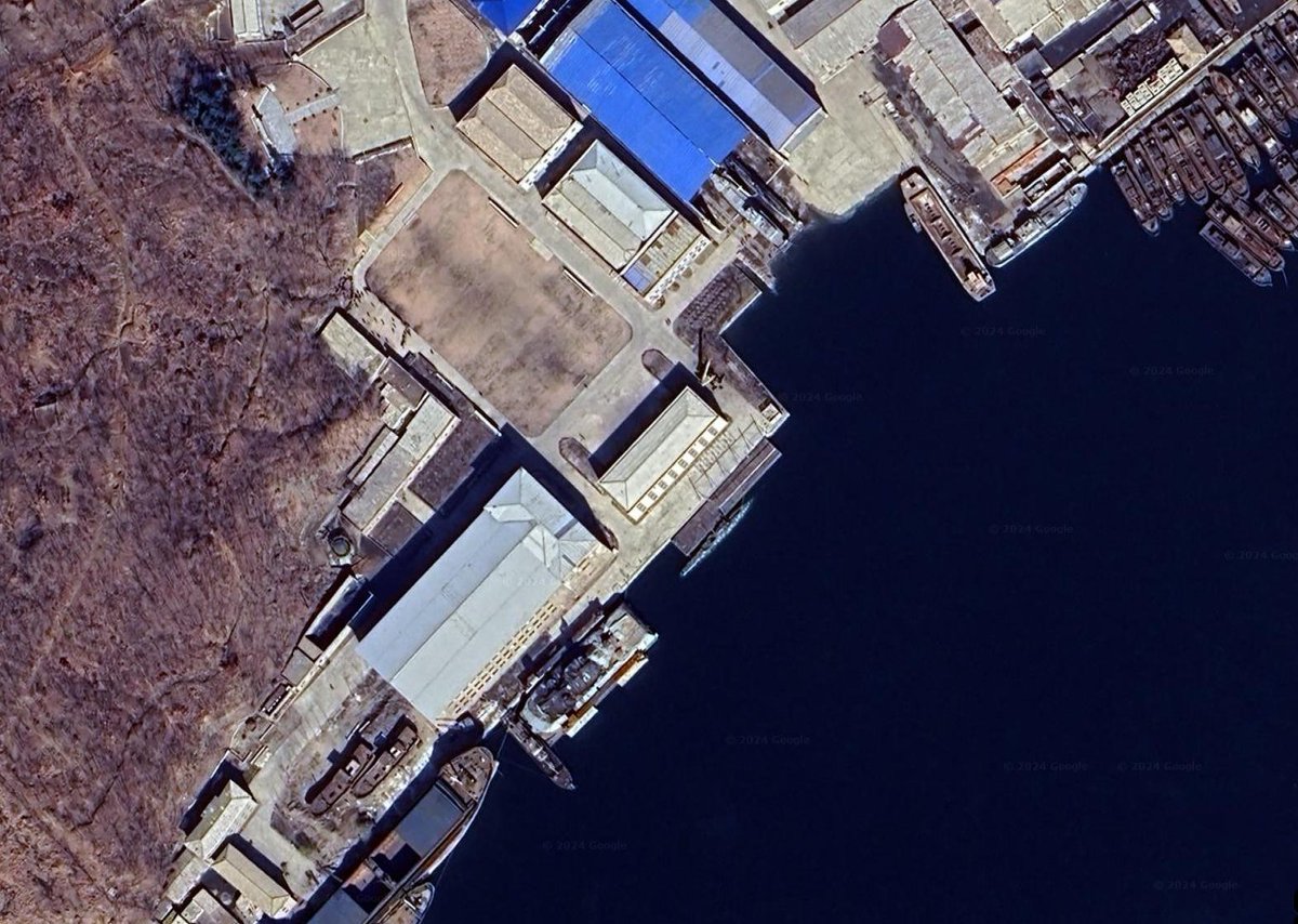 #SubSaturday #Submarines @CovertShores looking at the latest North Korean Nampo Shipyard Google Maps imagery, what's this midget submarine? Hull length is approx. 30m, is that Yono-class?