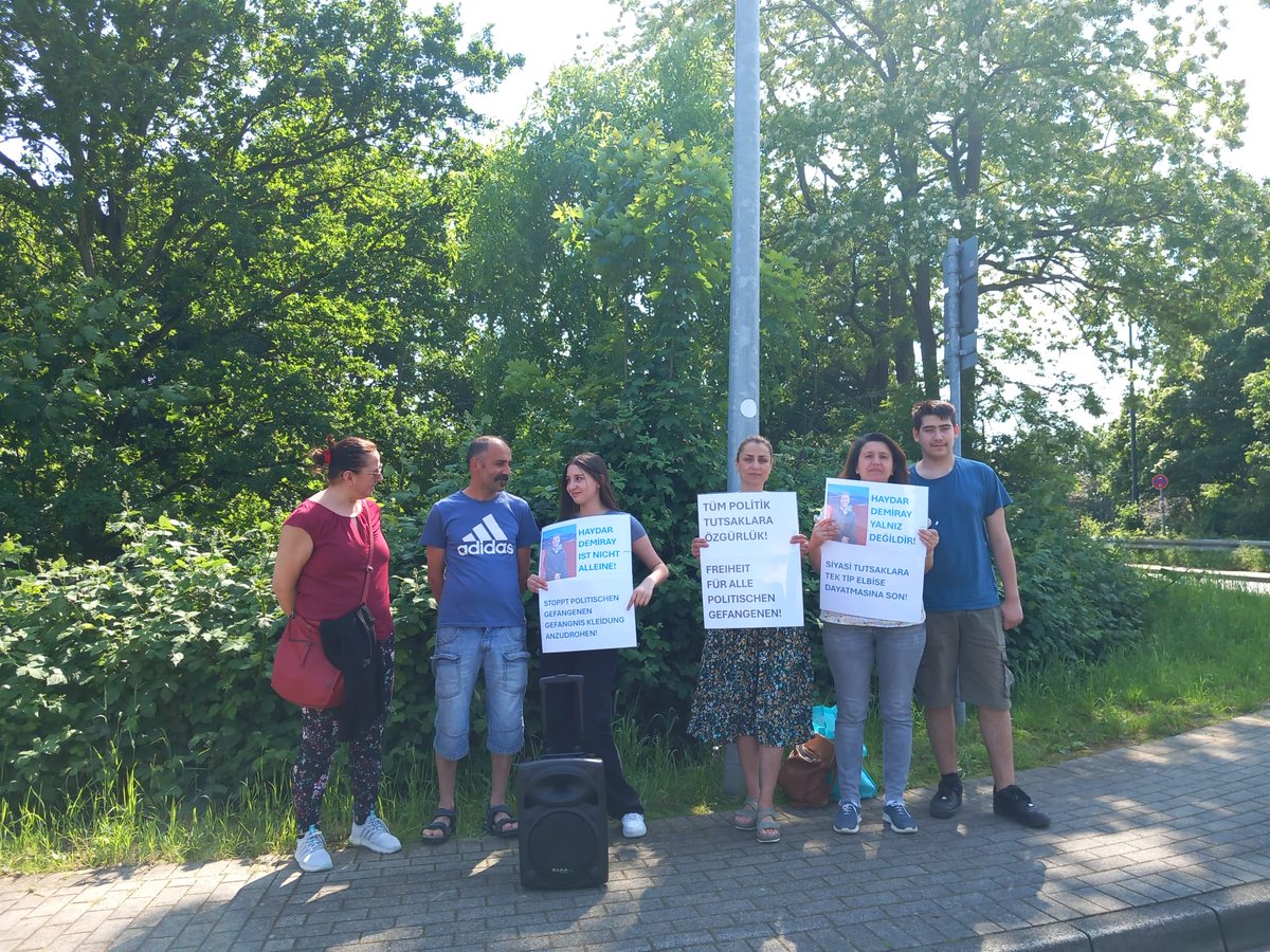 📌Haydar Demiray için hapishane önünde eylem Almanya Düsseldorf Ratingen hapishanesinde 59 gündür tek tip Elbise dayatmasına karşı süresiz açlık grevinde olan Haydar Demiray için hapishane önünde eylem yapıldı. Eylemde; 'Haydar Demiray yalnız değildir!' gibi sloganlar atıldı