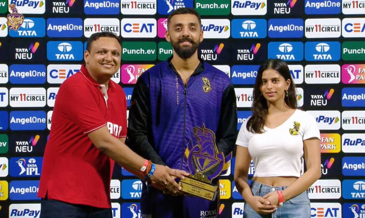 #VarunChakaravarthy with #SuhanaKhan as he won Player Of The Match Award! 💜 #KKRvsMI @KKRiders