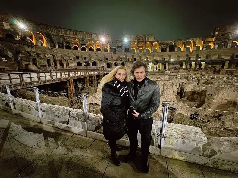 En cinco meses de gestión, Milei y Karina recorrieron más de 102.000 kilómetros en viajes al exterior, el equivalente a 2,3 vueltas alrededor de la Tierra. La luna de miel más larga del mundo, directo al Guinness.