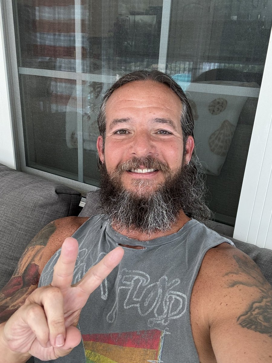 happiestporch's tweet photo. Getting ready to head out and enjoy a little Spring Bike week #BeaverBar #SuckBangBlow
☮️❤️😁 https://t.co/UvJ2esIx6r