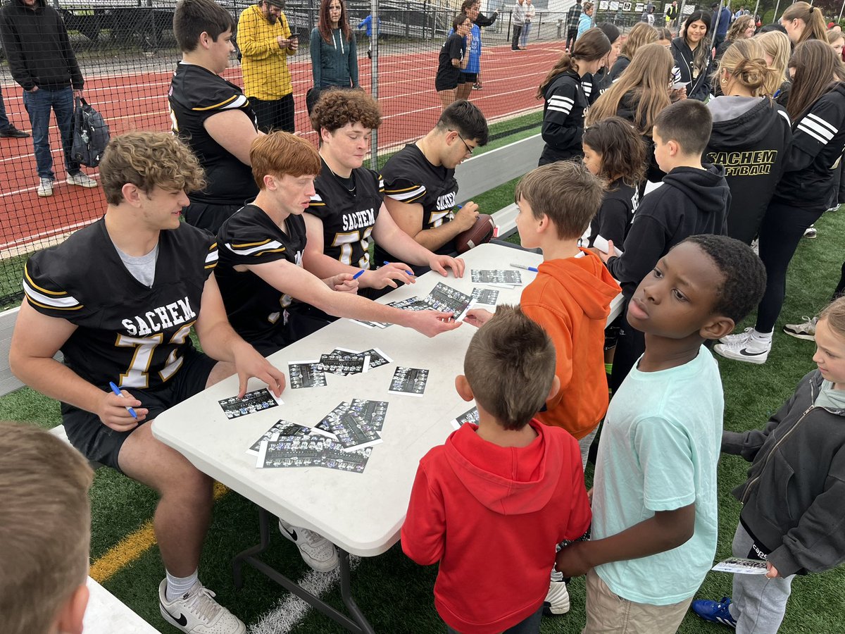 Outstanding community night at the Sachem Youth Football Clinic. 

It featured Sachem Tackle and Flag players and coaches leading instruction for kids from around the community. 

We’re stronger as a community when we come together … especially at Fred Fusaro Alumni Stadium! 🏹