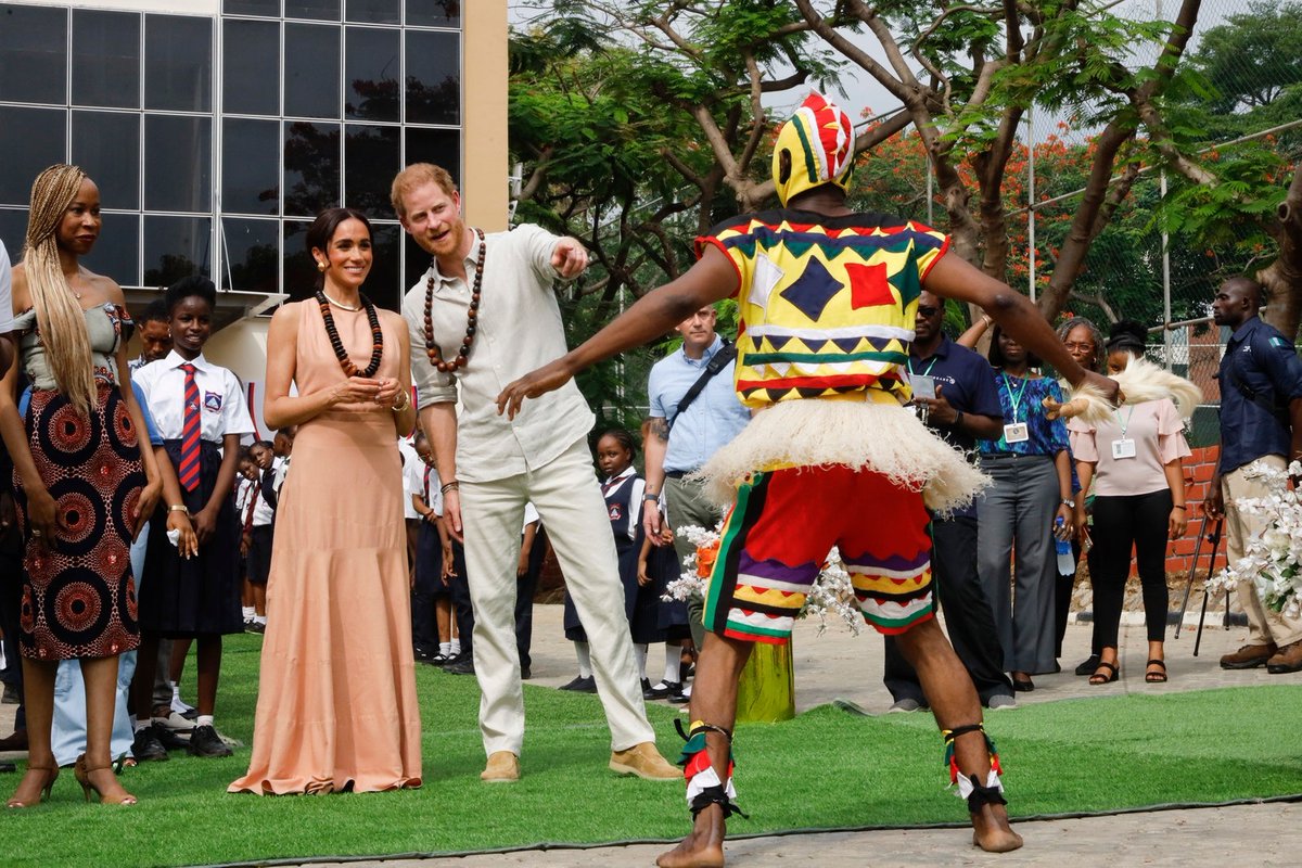 Prince Harry and Meghan Markle touched down in Nigeria this week for a 72-hour visit, and their wardrobe choices thus far have spoken volumes. See all the details: vogue.cm/ybSOaN2