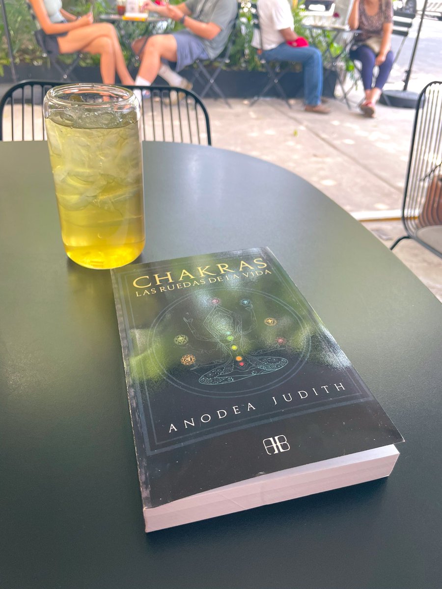 VicForas's tweet photo. Té verde de limón y jengibre en Vulevú Bakery. Supo taaan rico que fue merecedor de este compartir. Además, empezando nuevo libro tan lleno de magia ✨🌈🐉 https://t.co/UdtEYaVvL3