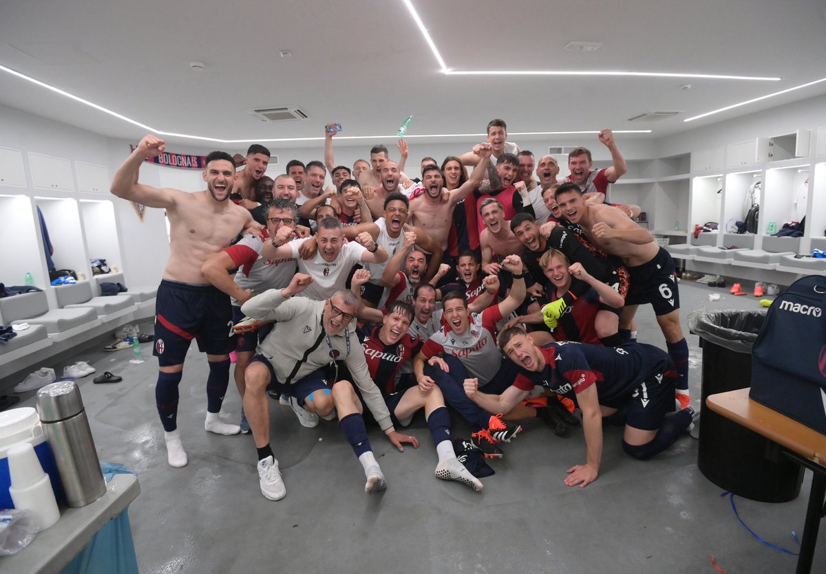 Obligatory changing room photo 📸 #NapoliBologna #WeAreOne