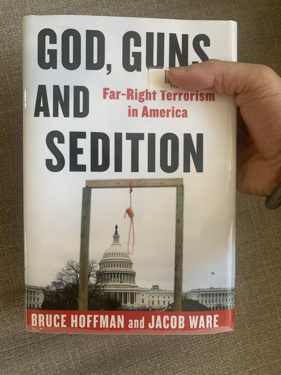 Echoing @ColinPClarke recommendation to buy @hoffman_bruce & @Jacob_A_Ware eye-opening new book painting a grim portrait of America in the present day with anti-government extremists posing a significant threat to national security, which I reviewed for @BooksinFive below! 1/5
