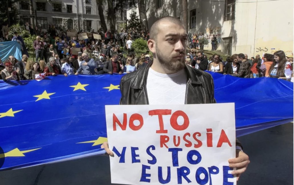 Gruzini masowo za Unią Europejską, wznosząc flagi 🇪🇺. I jednoznacznie antyrosyjskie hasła. W Polsce populiści z PiS idą w demonstracji antyunijnej.