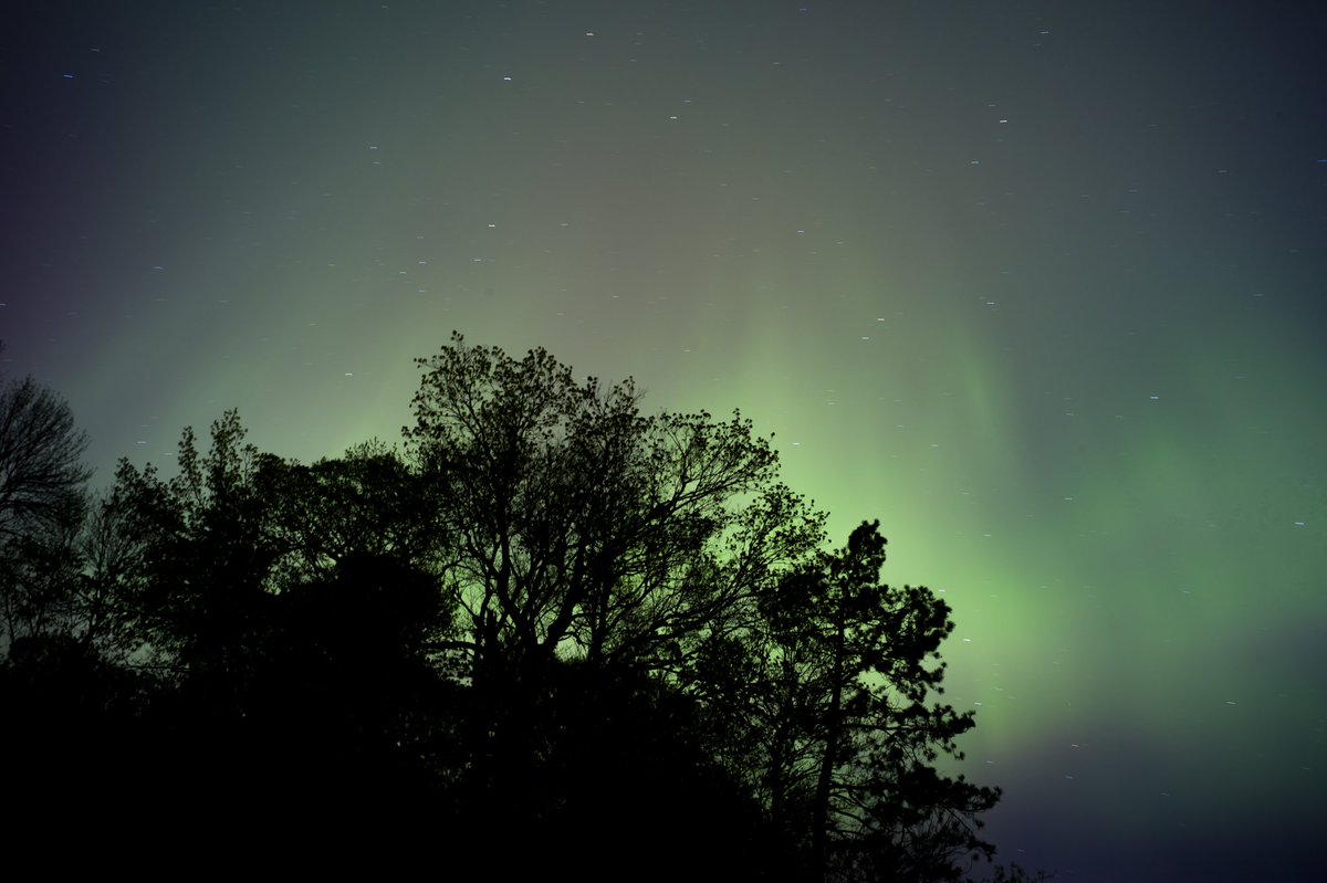 XiandaZhao's tweet photo. Aurora flare drew everyone outside last night 👏👏 https://t.co/7AflSkKvUi
