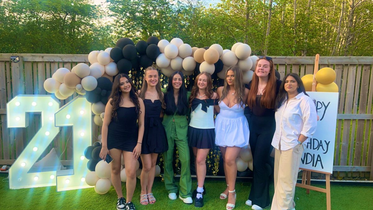 samina_monaghan's tweet image. 🍀#HH🍀 🥂🥂 Suprise🎉🎉🎉 21st Birthday 🎂 to @india_marwaha 💕💕 @CelticFC  
#LetsHaveFun 🎉💓🥂☀️🎂💫
