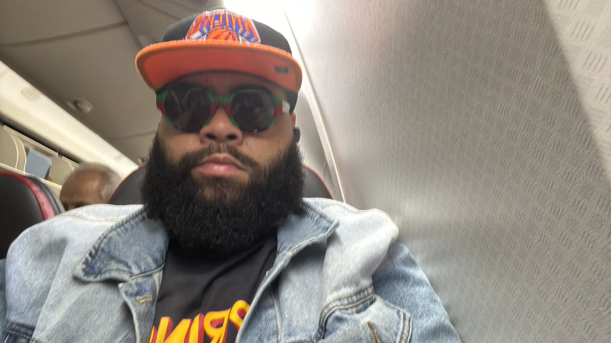 Come on <a href="/AmericanAir/">americanair</a> with these fake widow seats. Ya’ll can say “no widow” or limited shoulder room. This is crazy because this happens to me when I select a widow not knowing it’s not a widow. 5 hrs of this BS. Legit right and not comfortable, AT ALL!