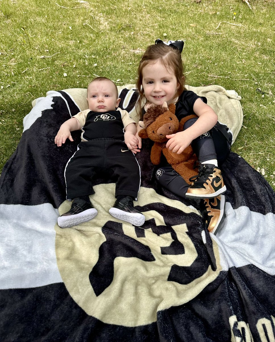 We all got our CU gear on today and took some pics at the park! #SkoBuffs 🖤🦬💛 @DeionSanders @DeionSandersJr @KingDarius_NS @CUBuffs