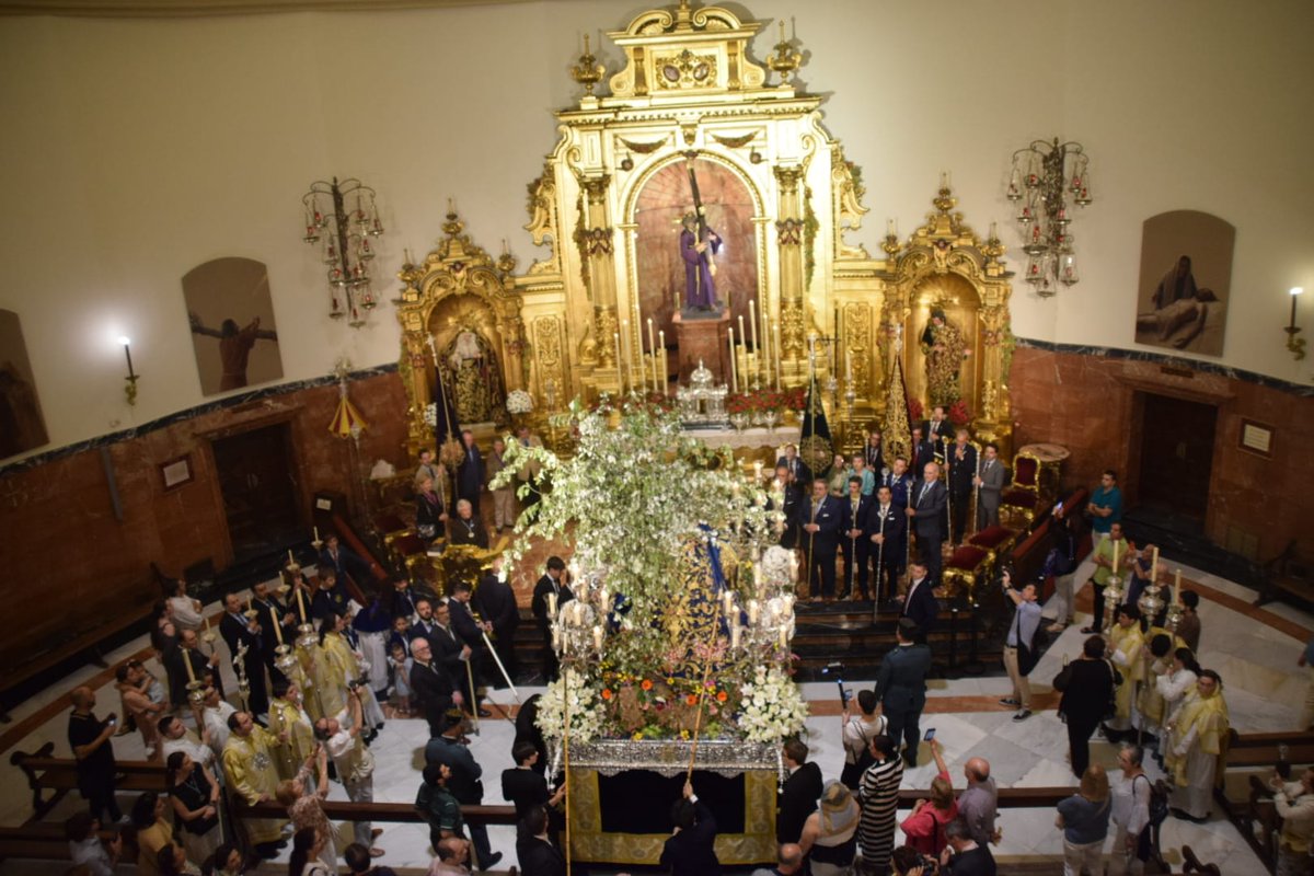 21:30 A los sones de 'Gran Poder' de Puntas interpretada por nuestra banda @bmmloradelrio ha entrado la Divina Pastora en la Basílica del Gran Poder. Agradecemos a la @HdadGranPoder el recibimiento y cariño mostrado. 📸 @SoyPedroMoron