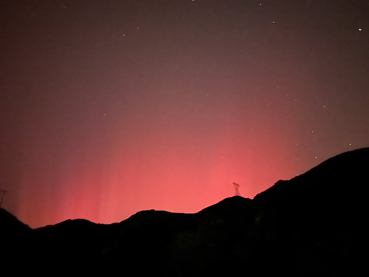 JonSiders's tweet photo. Got to see the Northern lights in Southern California. Had to get out of the City lights #NorthernLights #Auroraborealis https://t.co/vCWlopeQC9