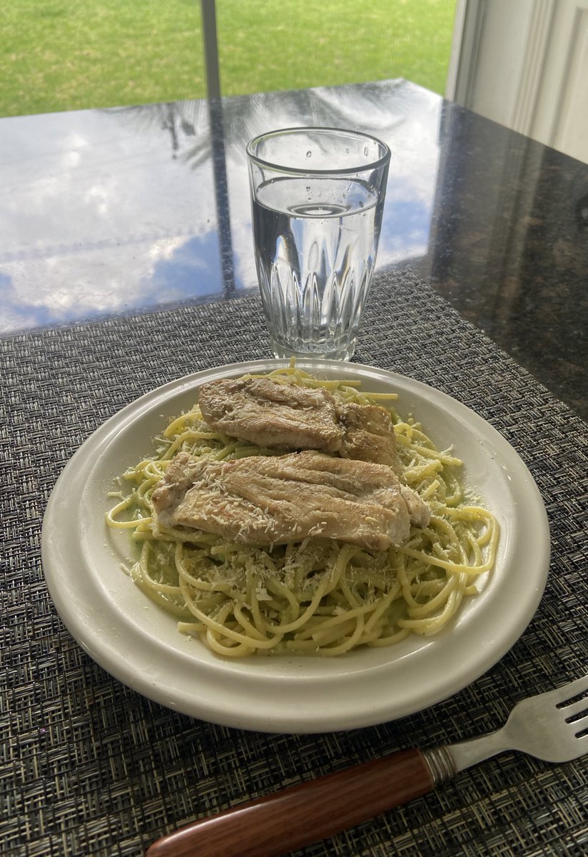 Pasta al pesto y pollito a la plancha😋