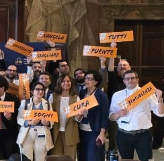 Il bellissimo gruppo del tavolo di lavoro 'Social Media', organizzato per il World Meeting on Human Fraternity. Nella seconda foto troviamo una strana coincidenza con una delle parole scelte in spagnolo 😅

#FratelliTutti #FratelliTutti2024 #BeHuman #LaIglesiaTeEscucha #Vaticano