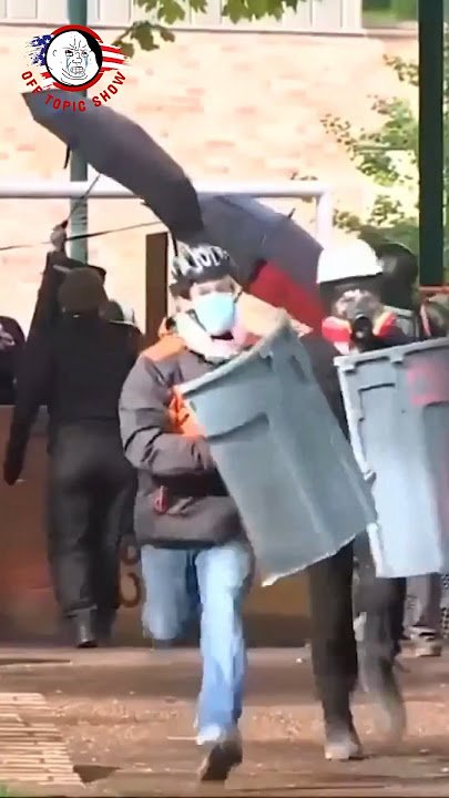 JonGreaves53968's tweet photo. @ianmiles Everytime I watch the video of the Hamas protesters charge at the cops with trashcan shields... I think of this guy from the movie "Role Models" 😂😂🤣🤣🤣😜😜✌️ https://t.co/HEvAfniy8V