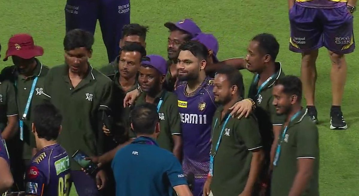 Rinku Singh taking a picture with the ground staffs. ❤️ - A beautiful frame....!!!! #AmiKKR 💜💛